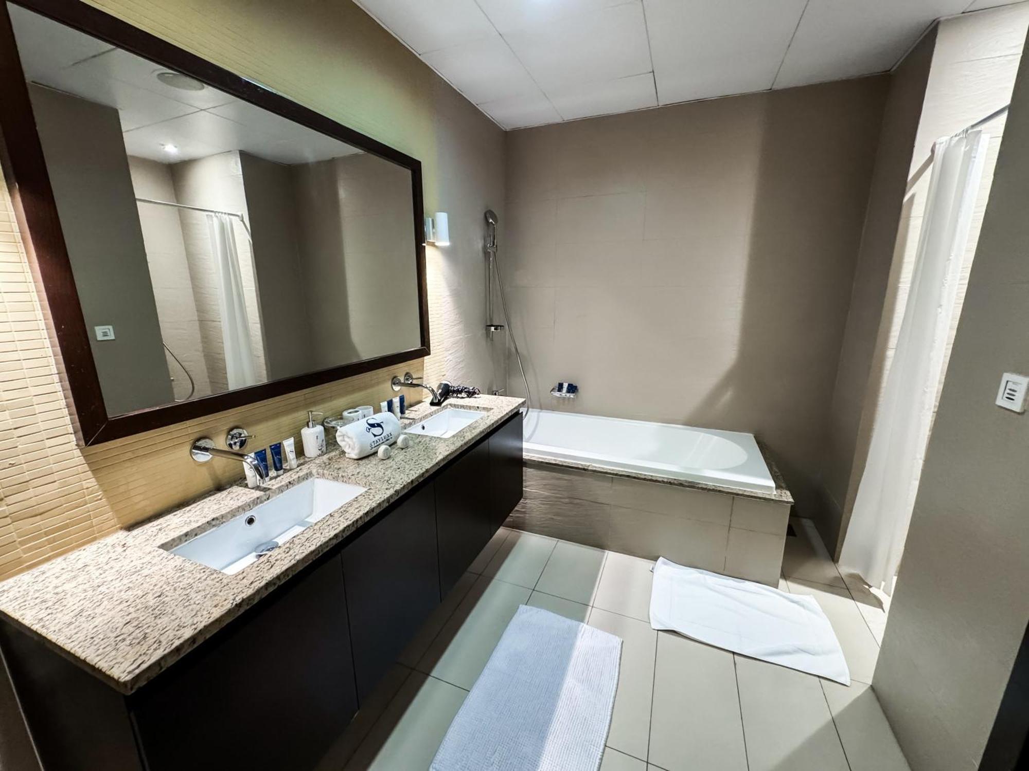Modern Beachfront 1Br Apartment - Tiara Residence Dubai Eksteriør billede